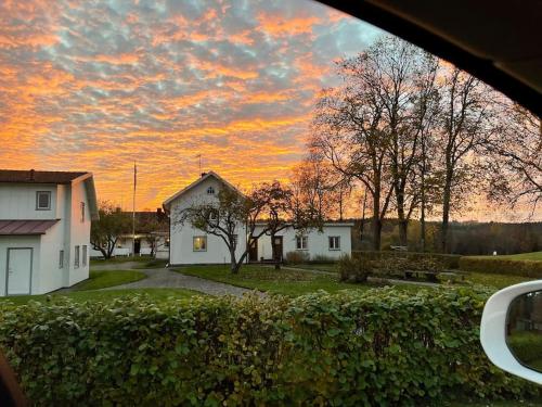 Lantligt boende i vacker natur med parkering